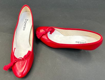 Repetto
Paire d'escarpins en cuir rouge,...