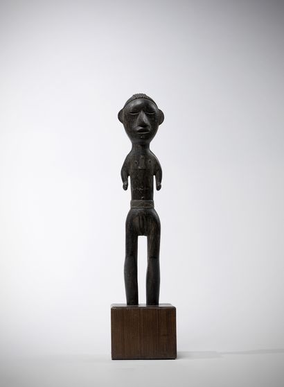 Sudan ? Female statue in heavy wood (ebony?)...
