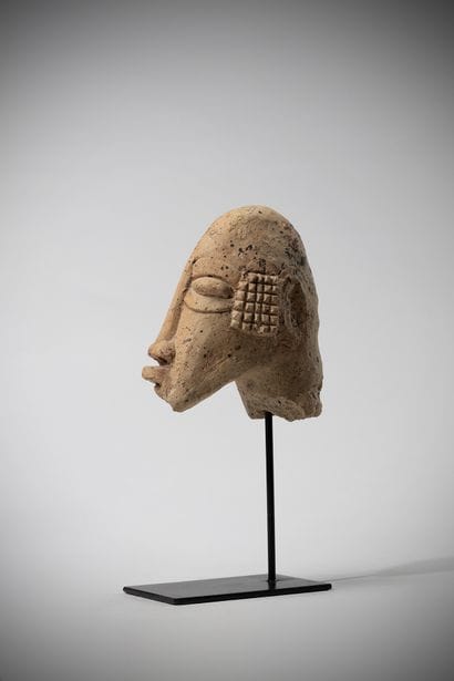 Djenné Mali Cream-colored terracotta head...