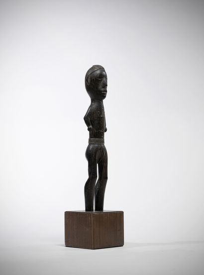 Sudan ? Female statue in heavy wood (ebony?)...