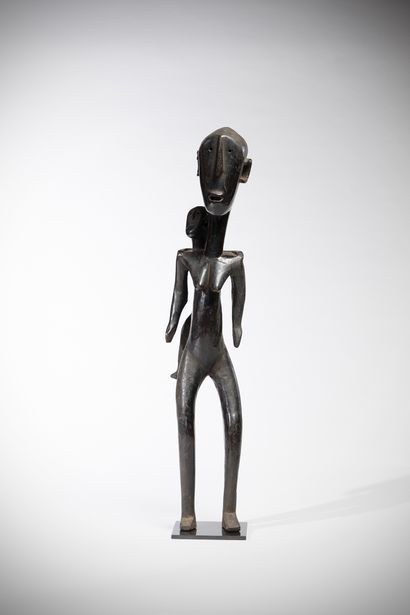 Niamwezi Tanzania Female statue carrying...