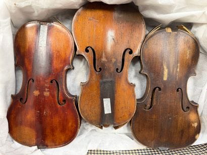 Valise contenant des pièces de violon diverses,...
