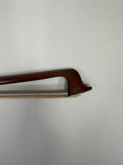 Archet de violon portant une marque au fer...