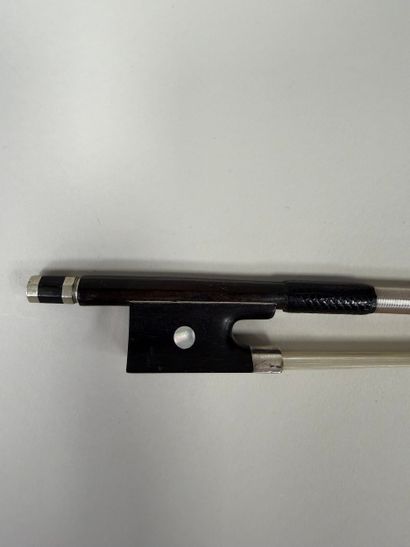 Archet de violon portant une marque au fer...