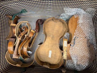 Valise contenant des pièces de violon diverses,...