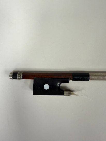 Archet de violon signé avec la marque au...
