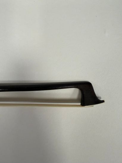 Archet de violon portant une marque au fer...