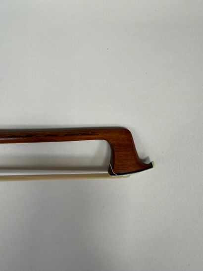 Archet de violon fait à Mirecourt, portant...