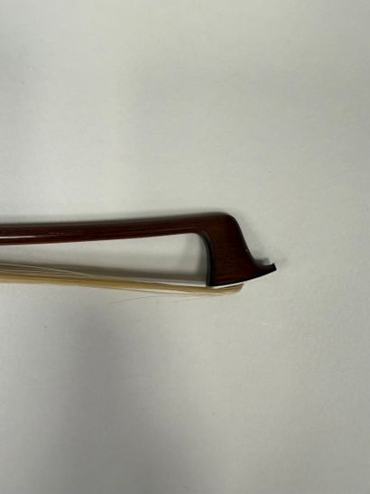 Archet de violon portant une marque illisible...