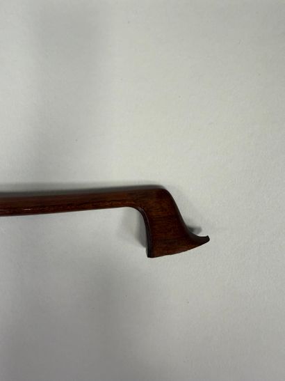 Archet de violon signé avec la marque au...