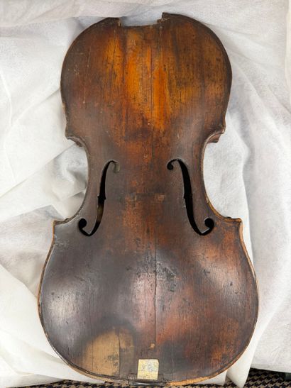 Valise contenant des pièces de violon diverses,...