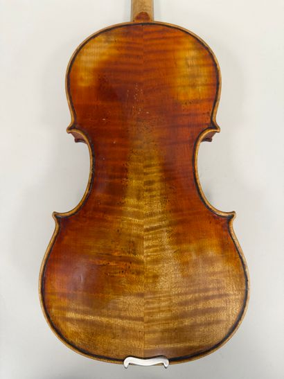 Violon moderne fait en copie, portant une...