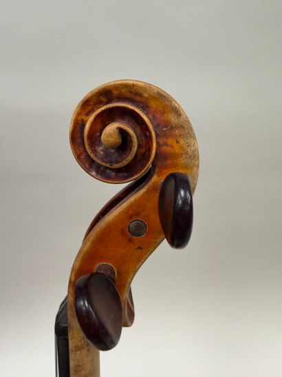 Violon moderne fait en copie, portant une...
