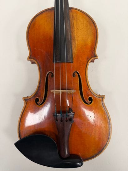 Violon moderne fait en copie, portant une...