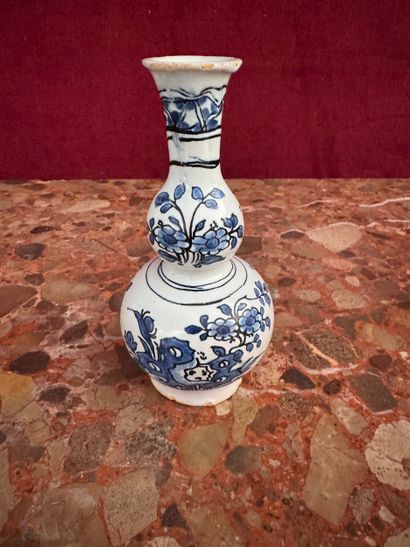 Paire de petits vases 
A double renflement...
