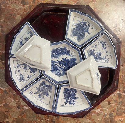 CHINE 
Service en porcelaine émaillée à décor...