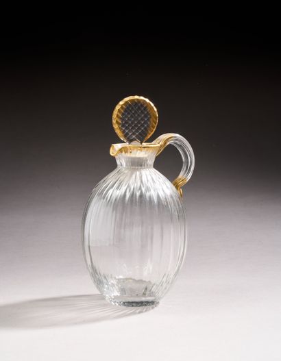 Carafe en cristal moulé de forme ovoïde à...