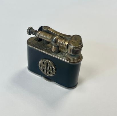 DUNHILL 
Briquet à essence en métal argenté,...