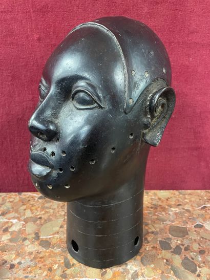 BENIN 
Tete 
Bronze à patine noire 
H. 40...