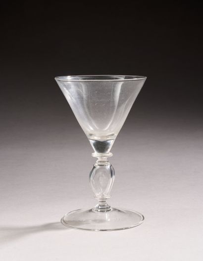 Verre sur pied en verre soufflé, de forme...