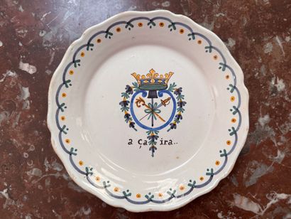 Assiette en faïence de Nevers 
A décor polychrome...