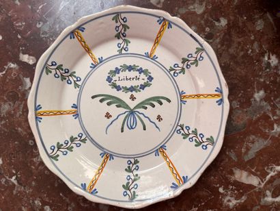 Assiette en faïence de Nevers
A décor polychrome...