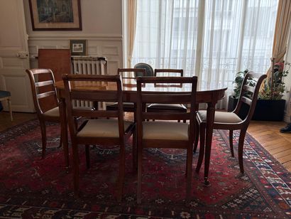 Dining table and six chairs
As-is
72x148x109...