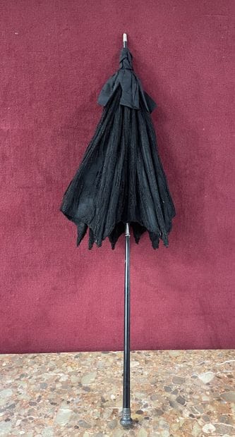Ombrelle en dentelle noire. 
En l'état
