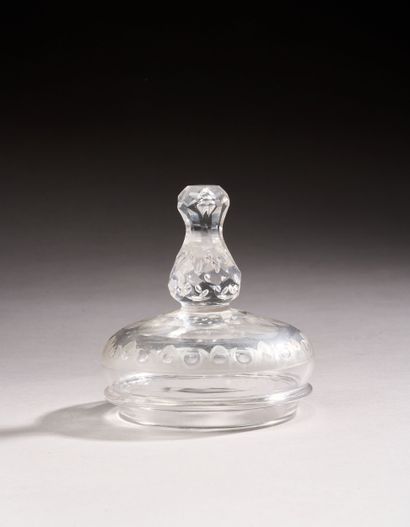 Couvercle de pokal en verre, à décor taillé...