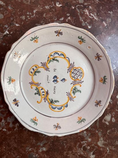 Assiette en faïence de Nevers 
A décor polychrome...