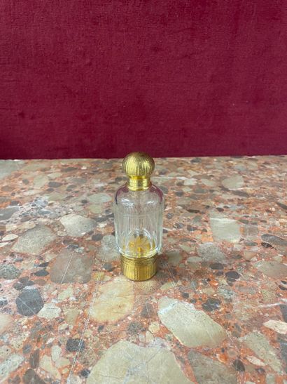 Flacon de parfum en verre, monture en vermeil...