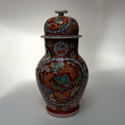 JAPON, XXeme siècle 
Potiche couverte en...