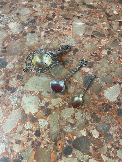 800/°° silver set consisting of a tea strainer...