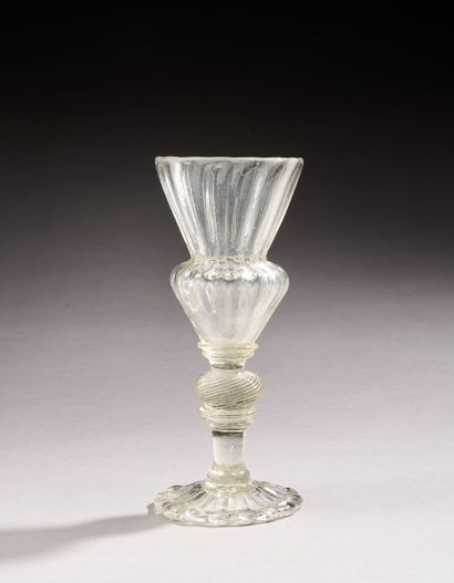 Verre sur pied en cristal soufflé légèrement...