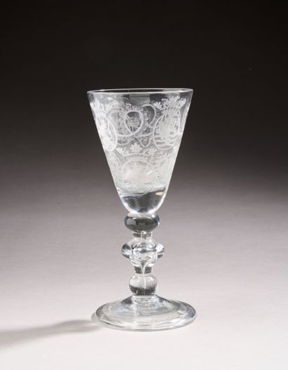 Magnifique verre sur pied en verre soufflé,...