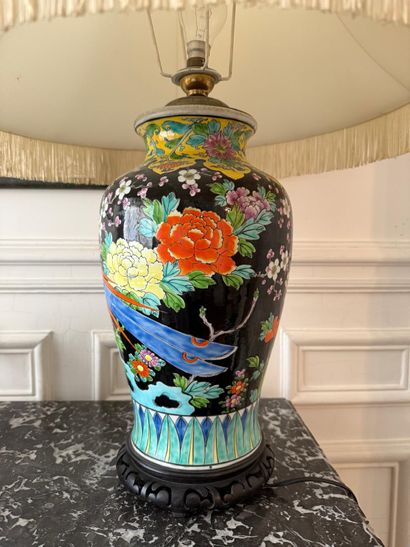 CHINE OU. JAPON
Vase balustre en porcelaine...