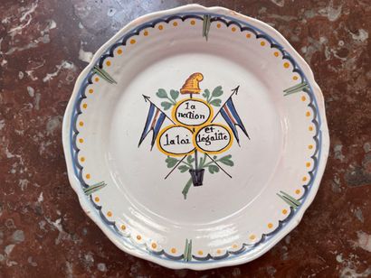Assiette en faïence de Nevers 
A décor polychrome...