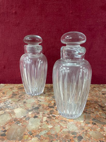 BACCARAT 
Paire de carafes en cristal à deux...
