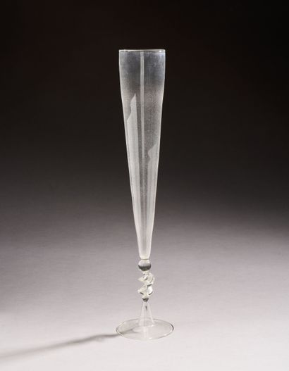 Flûte à champagne en verre, le pied torsadé.
XXe...