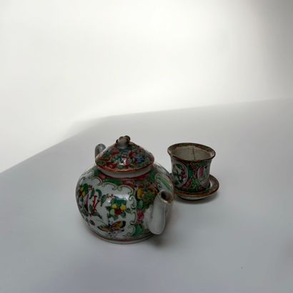 Théière, tasse et sous tasse en porcelaine...