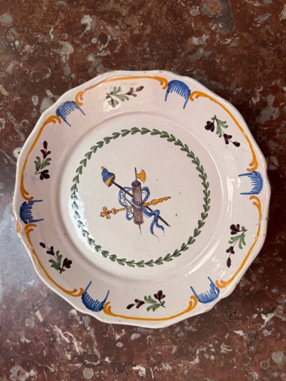 Assiette en faïence de Nevers 
A décor polychrome...