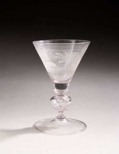 Verre sur pied en verre soufflé, de forme...