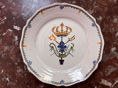 Assiette en faïence de Nevers
à décor polychrome...