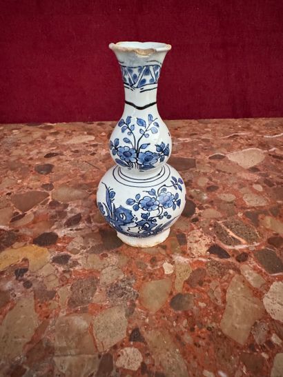 Paire de petits vases 
A double renflement...