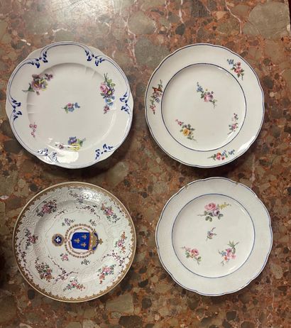SEVRES et SAMSON 
Quatre assiettes en porcelaine...