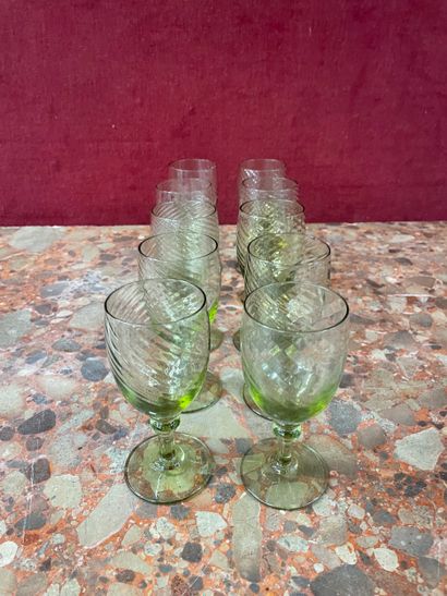 Ensemble comprenant une trentaine de verres...
