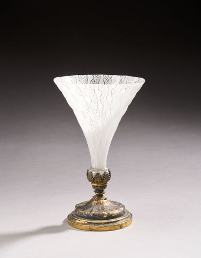 Rare verre sur pied de forme évasée à décor...