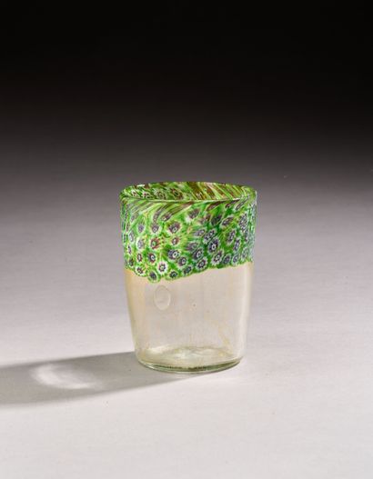 Gobelet en verre soufflé poudré d’or, légèrement...