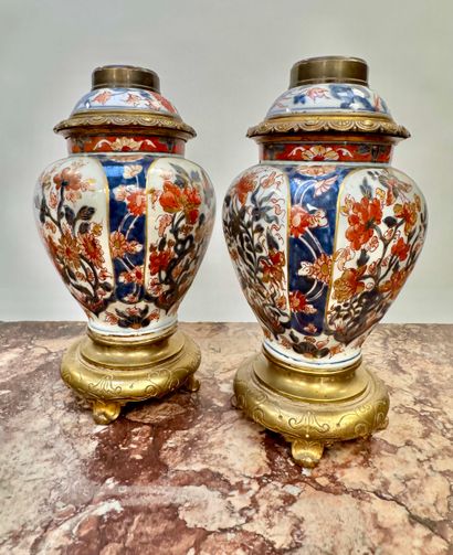 Paire de vases 
En porcelaine Imari émaillée...
