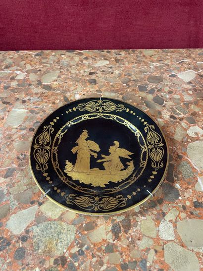 Assiette en porcelaine à décor mythologique...